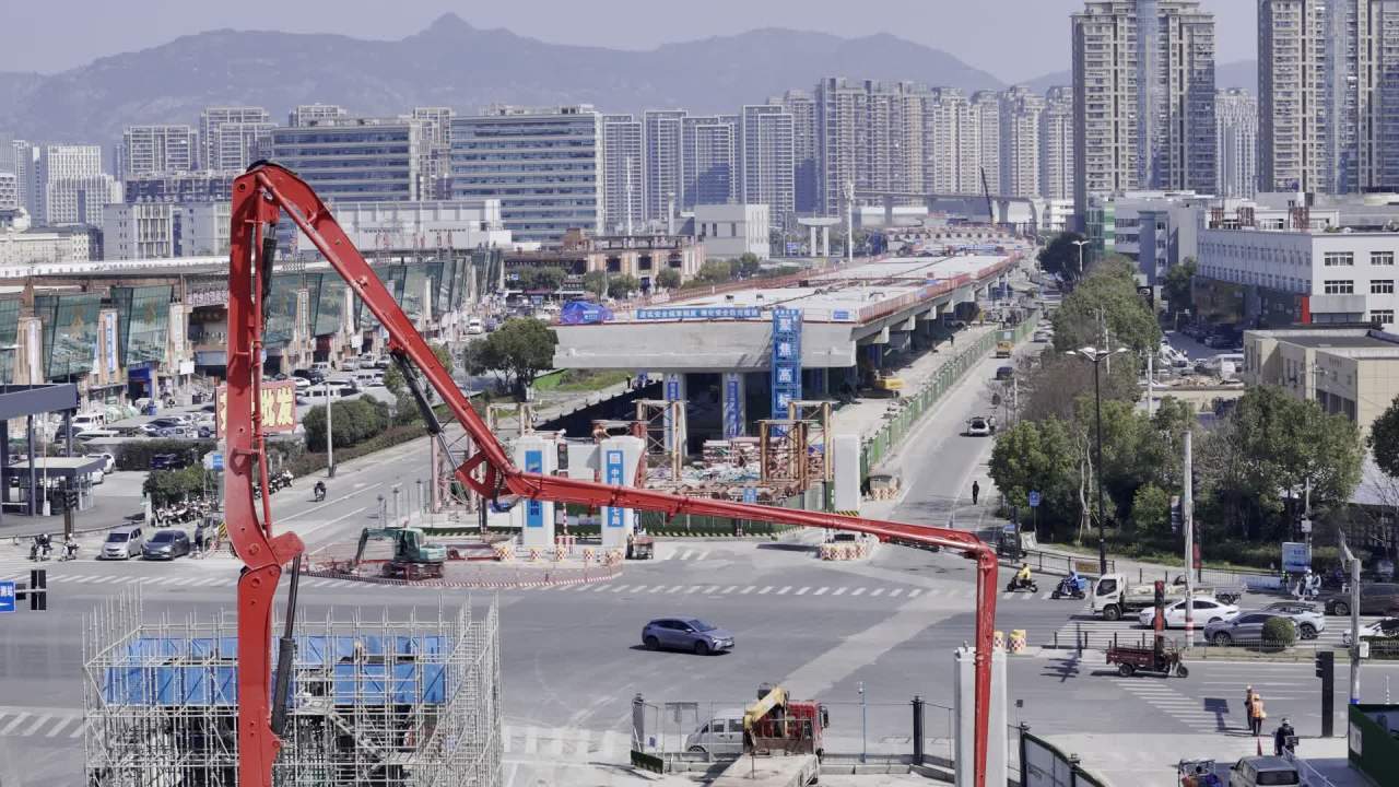 城市建设中的繁忙景象