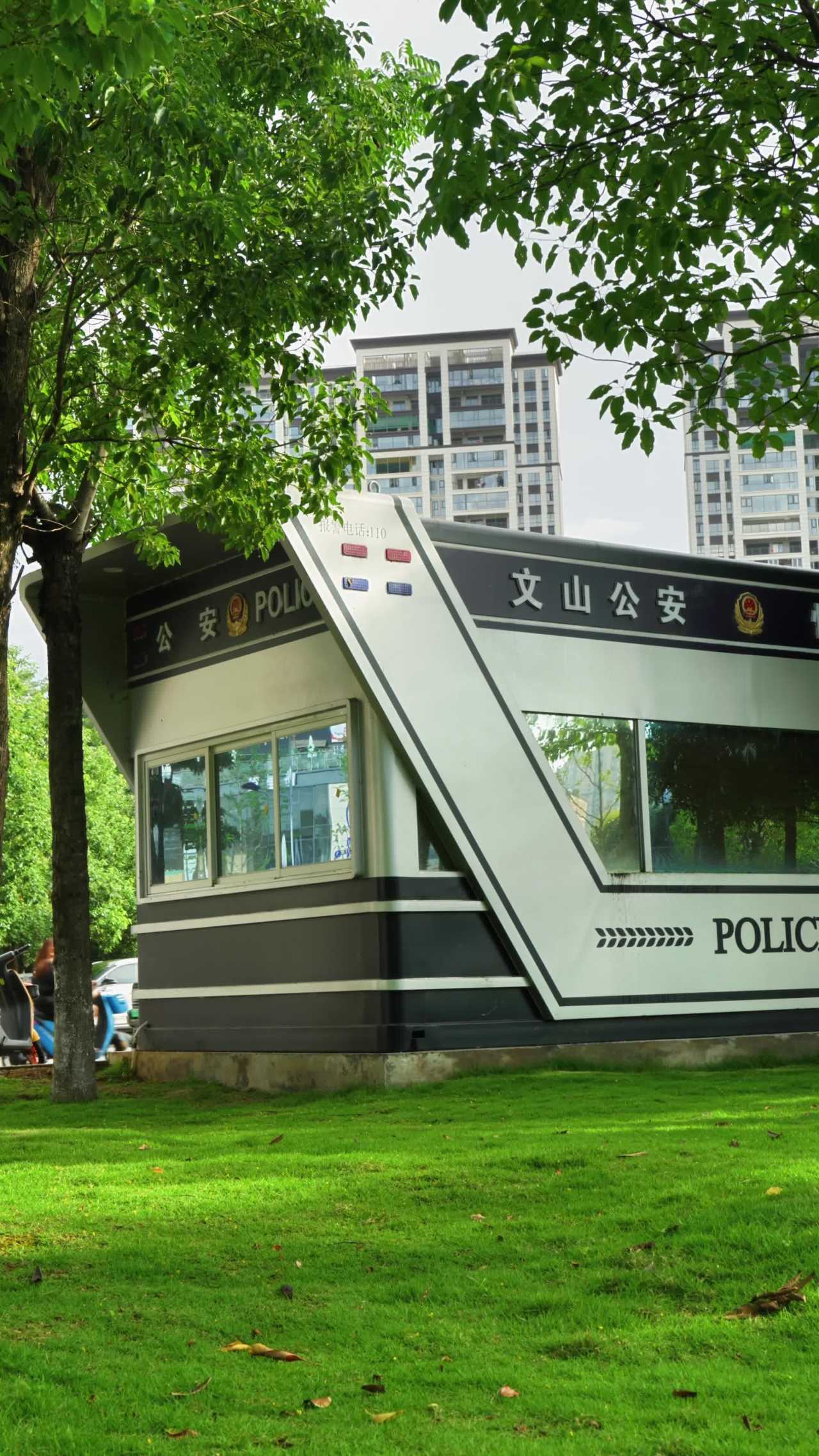 城市绿意中的警亭