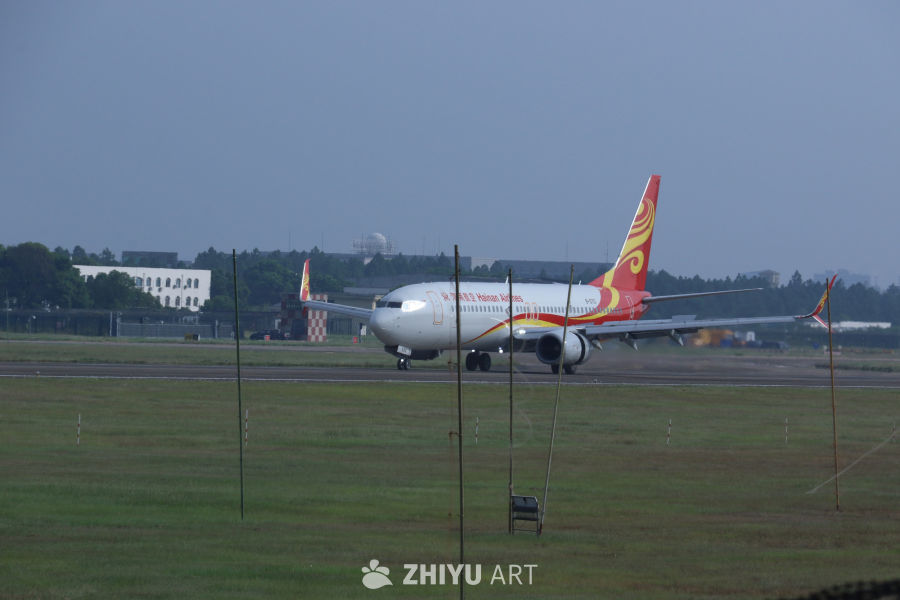 海南航空飞机准备起飞