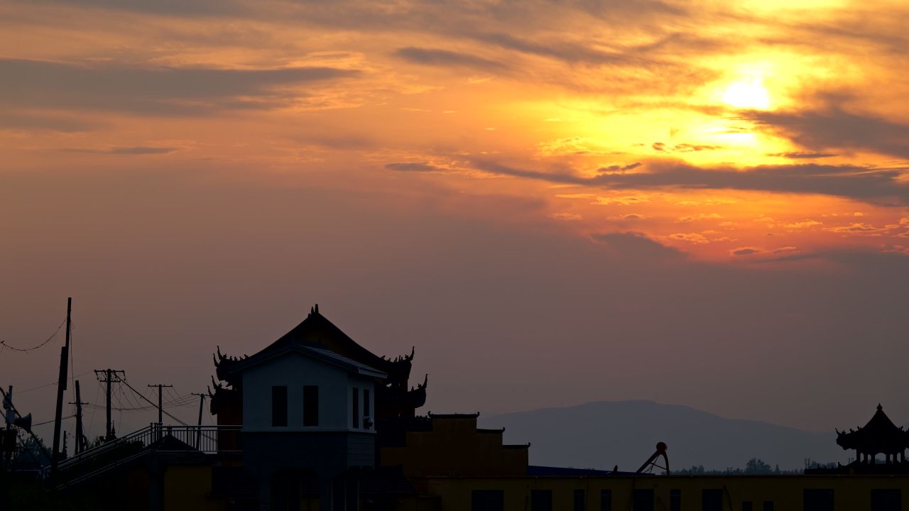 夕阳下的货船