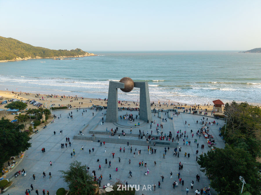 海滨广场与巨型雕塑