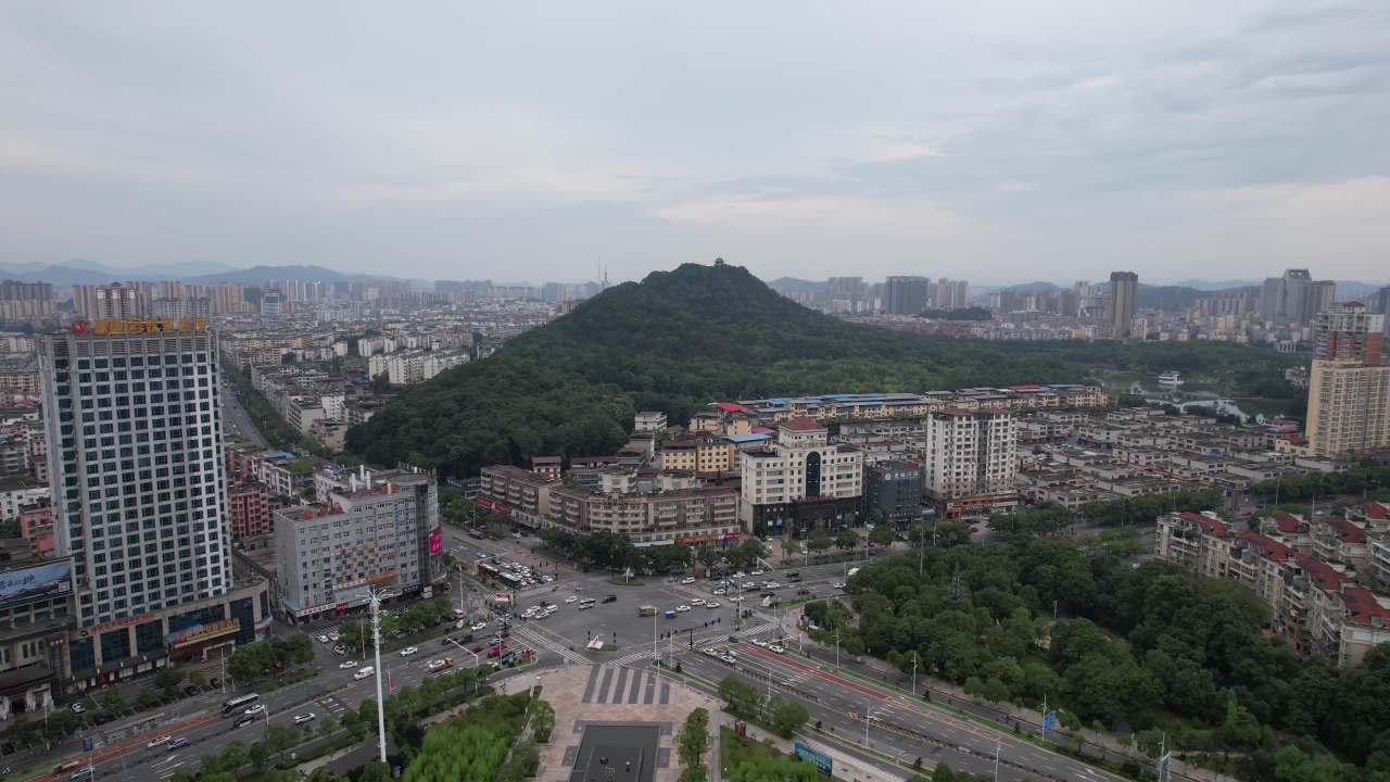 城市山丘全景