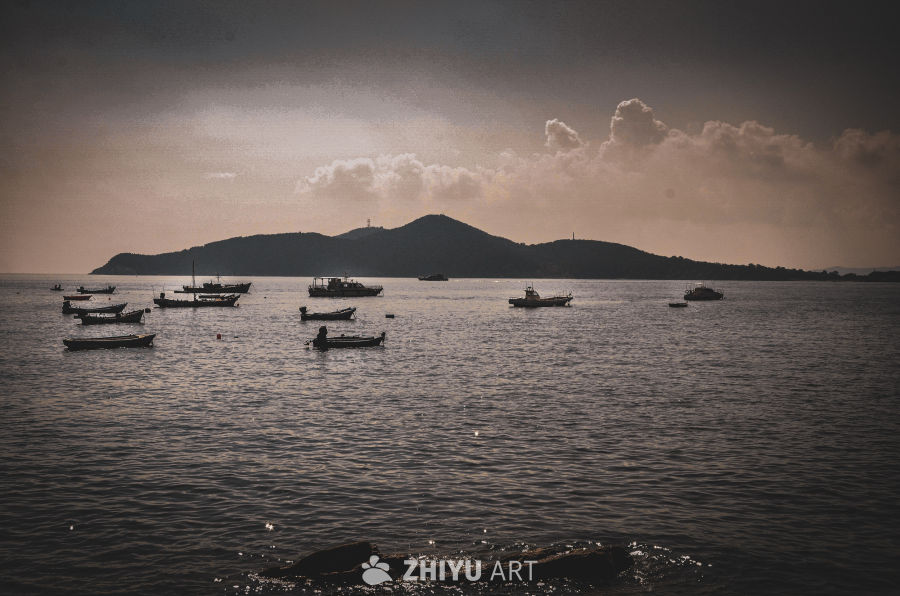 海岸边渔船和小岛