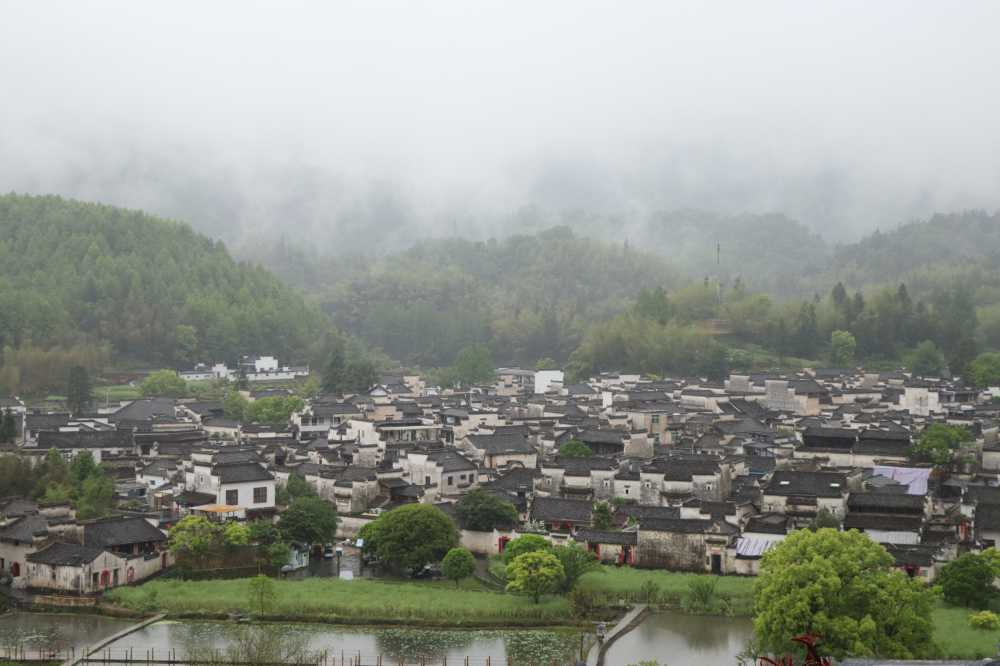 站在山顶，俯拍西递小村庄