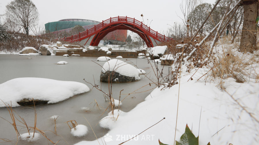 冬日雪景中的红桥