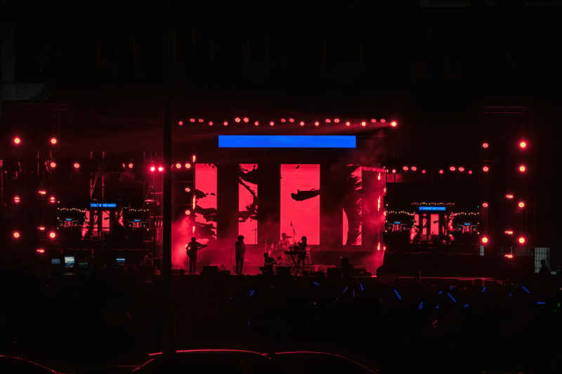 夜晚草坪上的音乐会 2