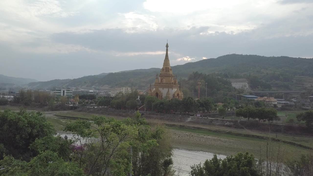 金色寺庙的宁静之美
