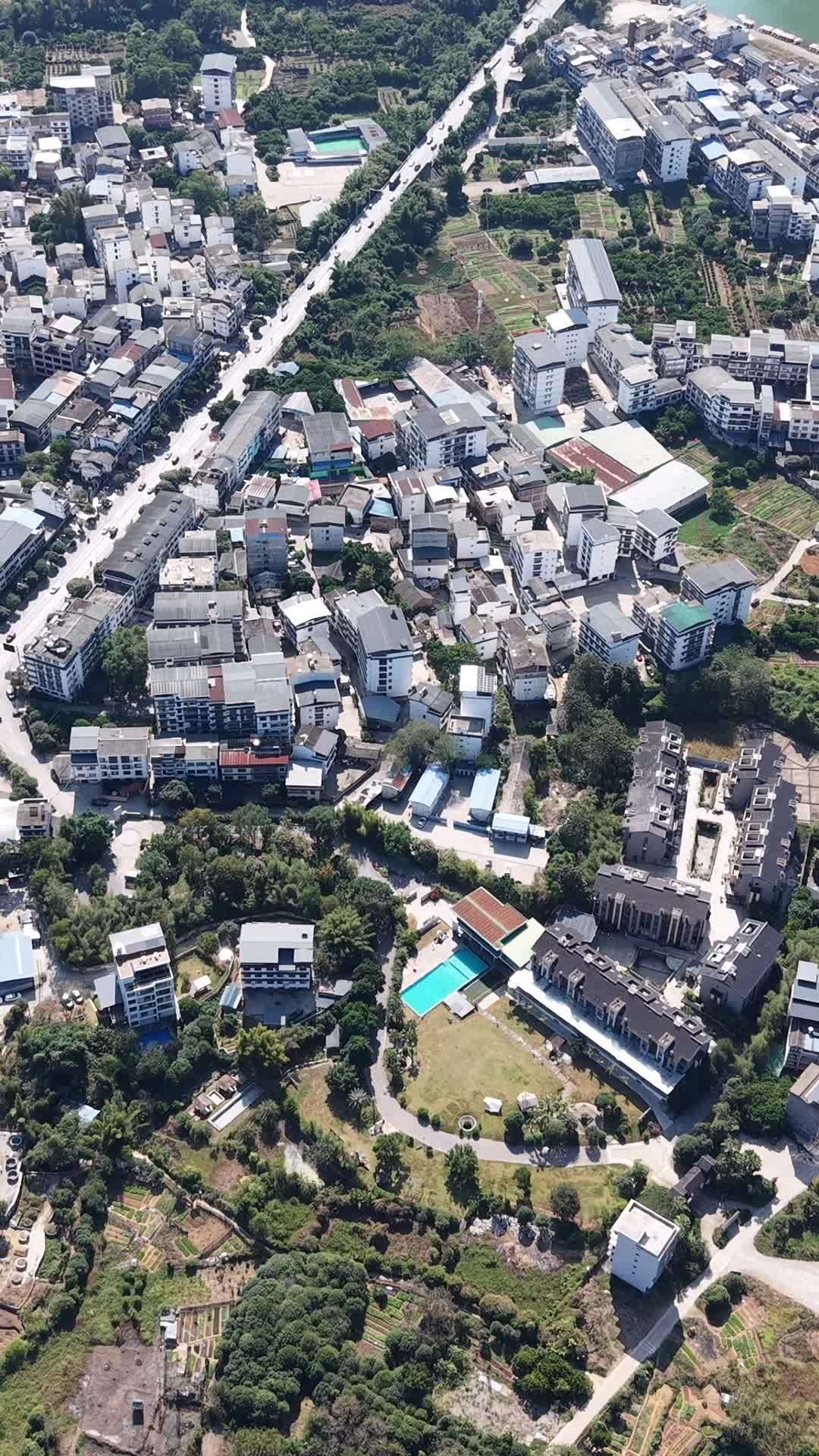 城市绿意盎然的航拍视角