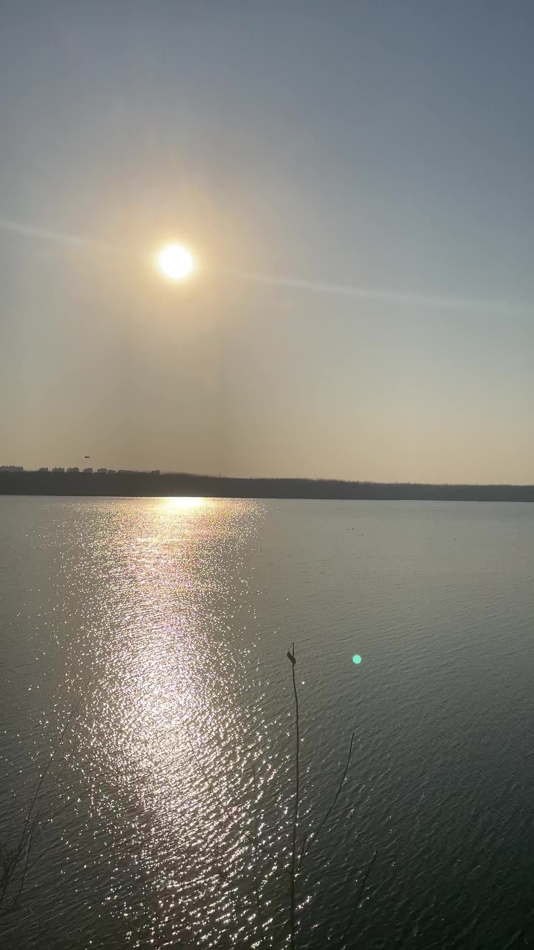 夕阳下的湖面
