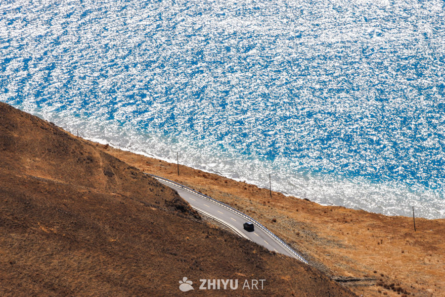 湖畔公路：自然与旅途的邂逅