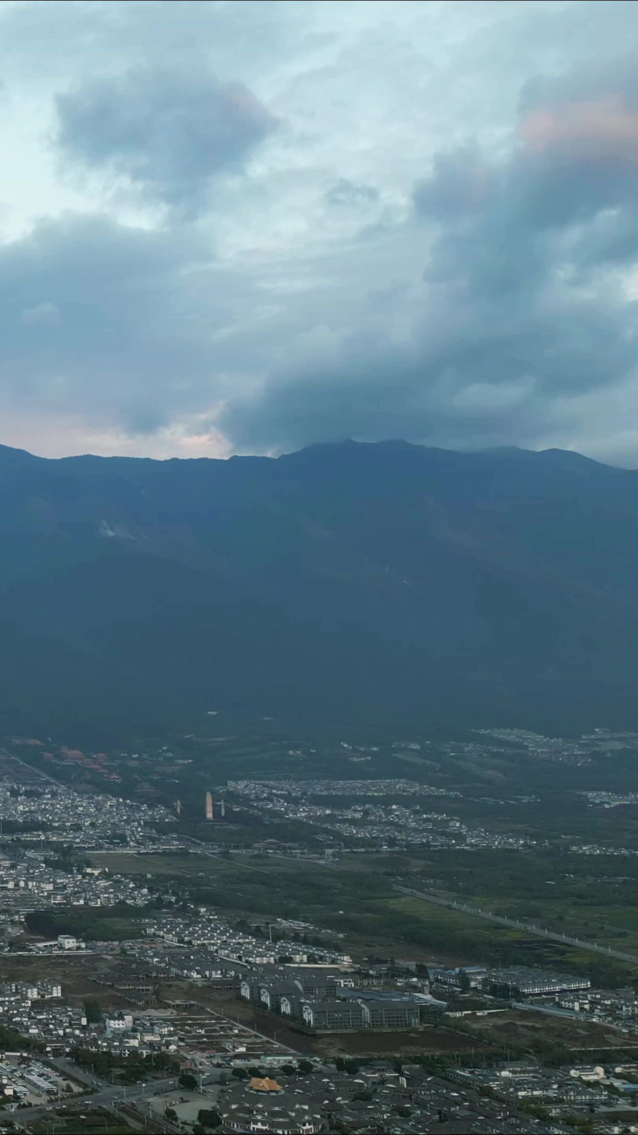 云南大理古城苍山竖屏航拍  