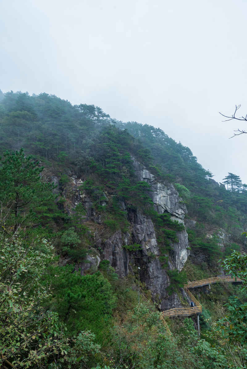 山旁栈道
