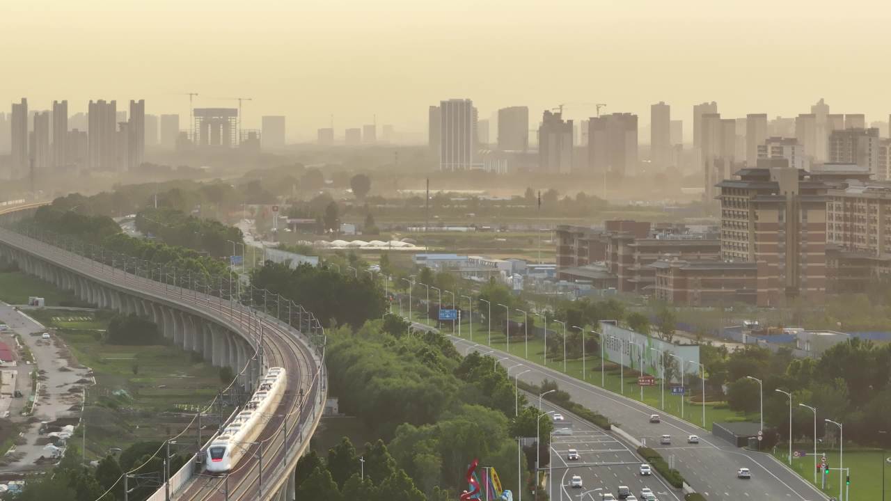 晨曦中的城市列车