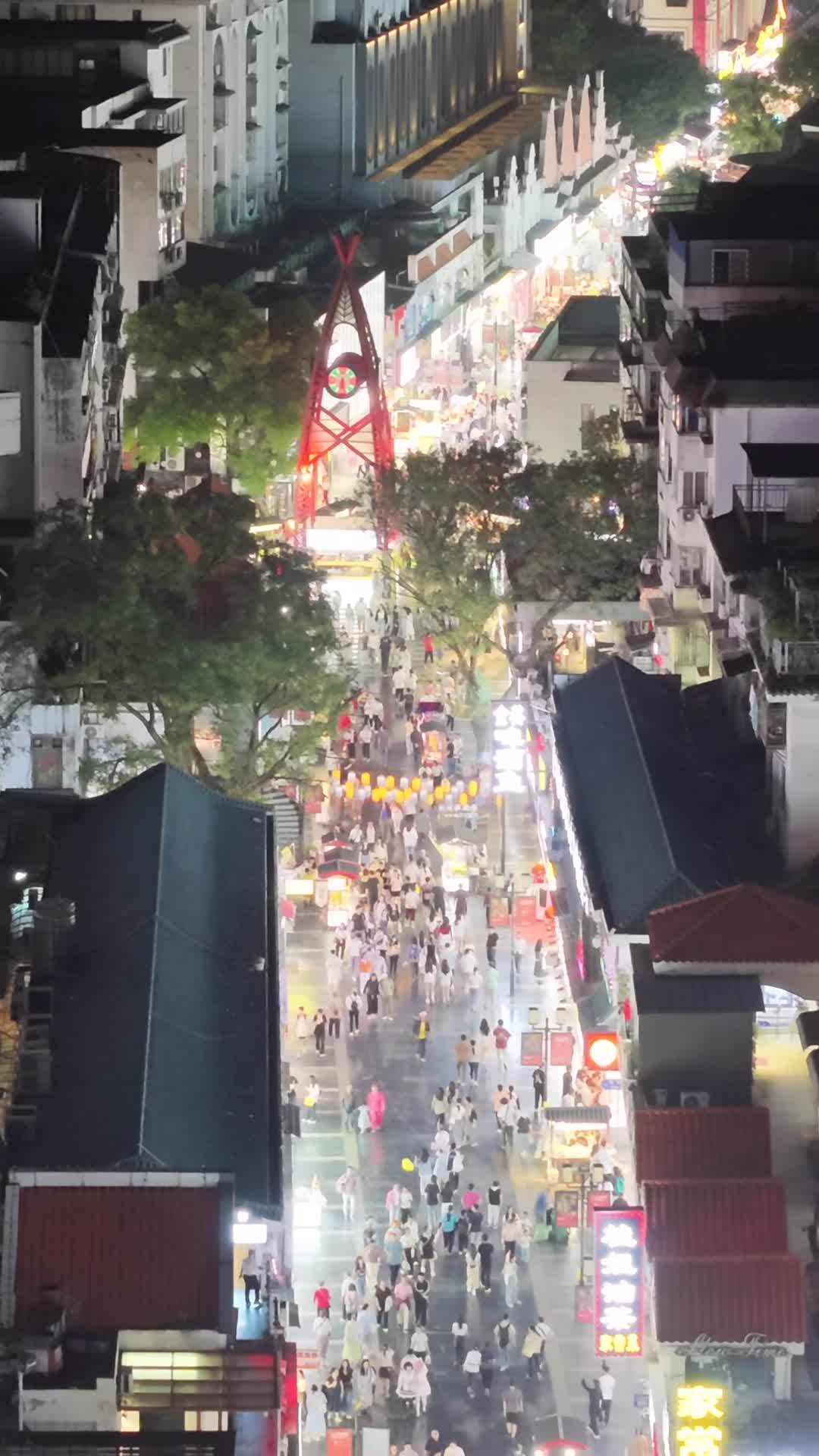 竖版航拍贵州正阳路步行街夜景人流 (3)