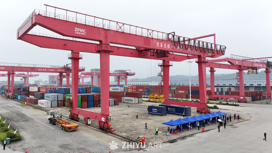 港口集装箱起重机作业场景