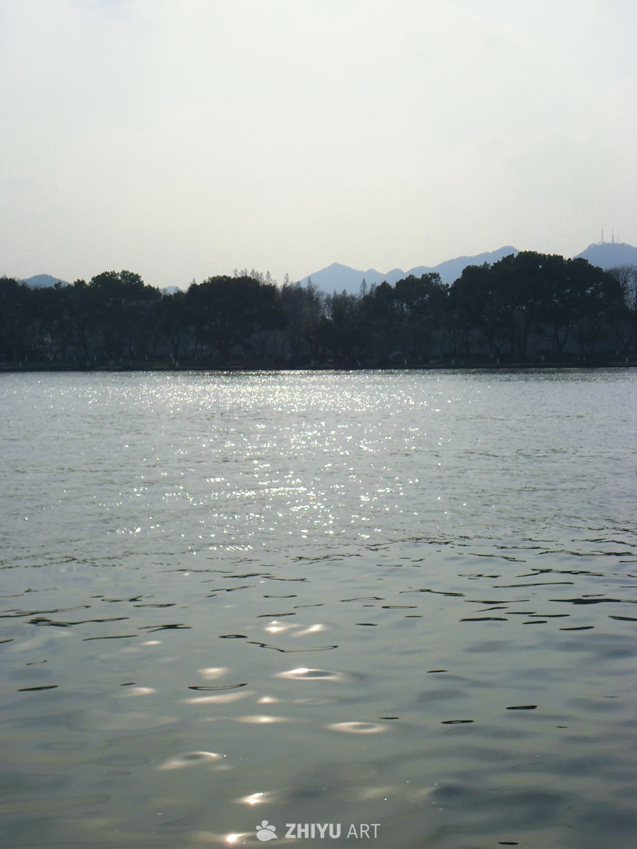 波光粼粼远山屏
