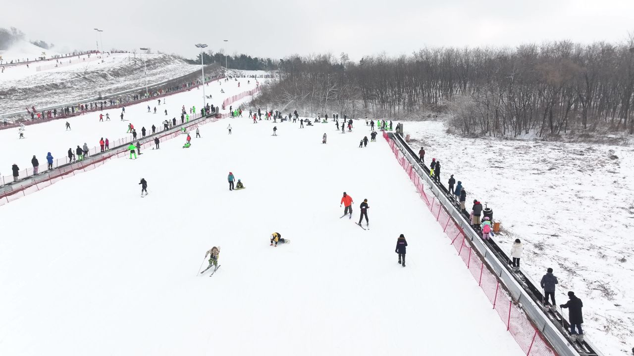 滑雪场游玩人群