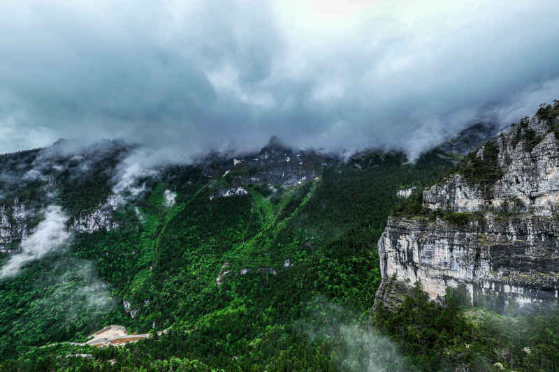 雾中雪山