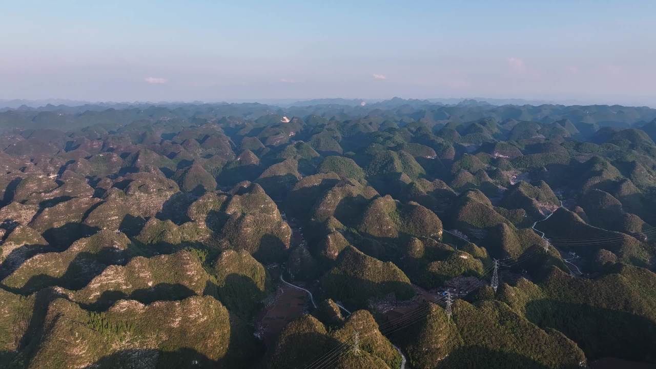 4k航拍喀斯特山区 落日下的峰林雄伟壮观