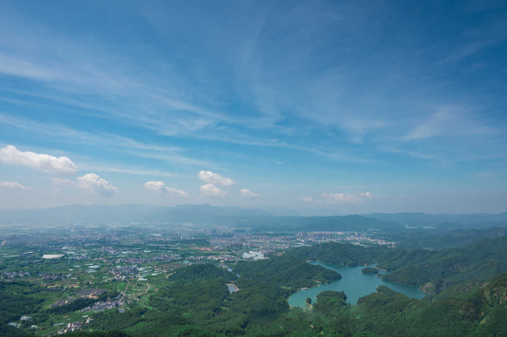 城市与山峦