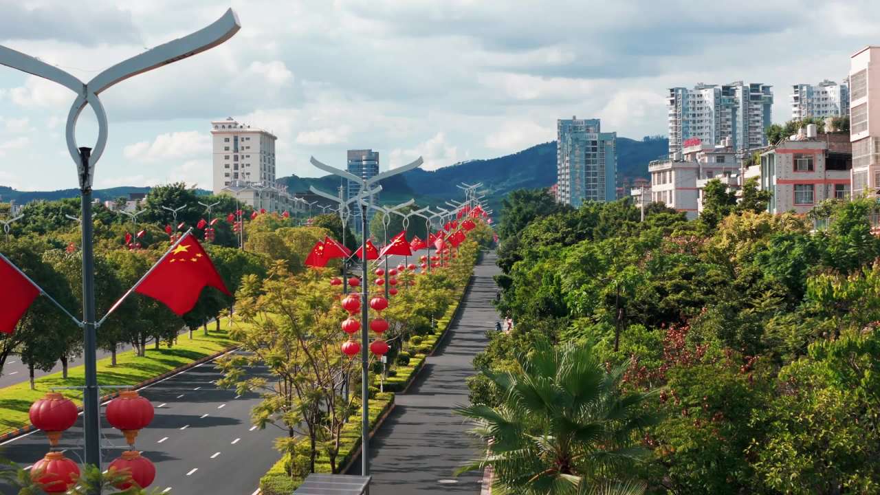 城市街道红旗飘扬