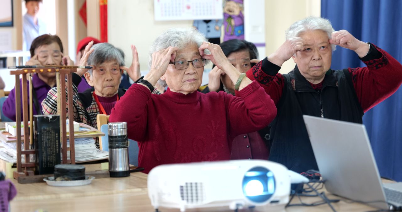 老人做保健操