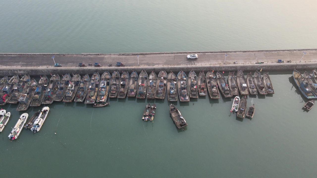 汽车跑在海中公路