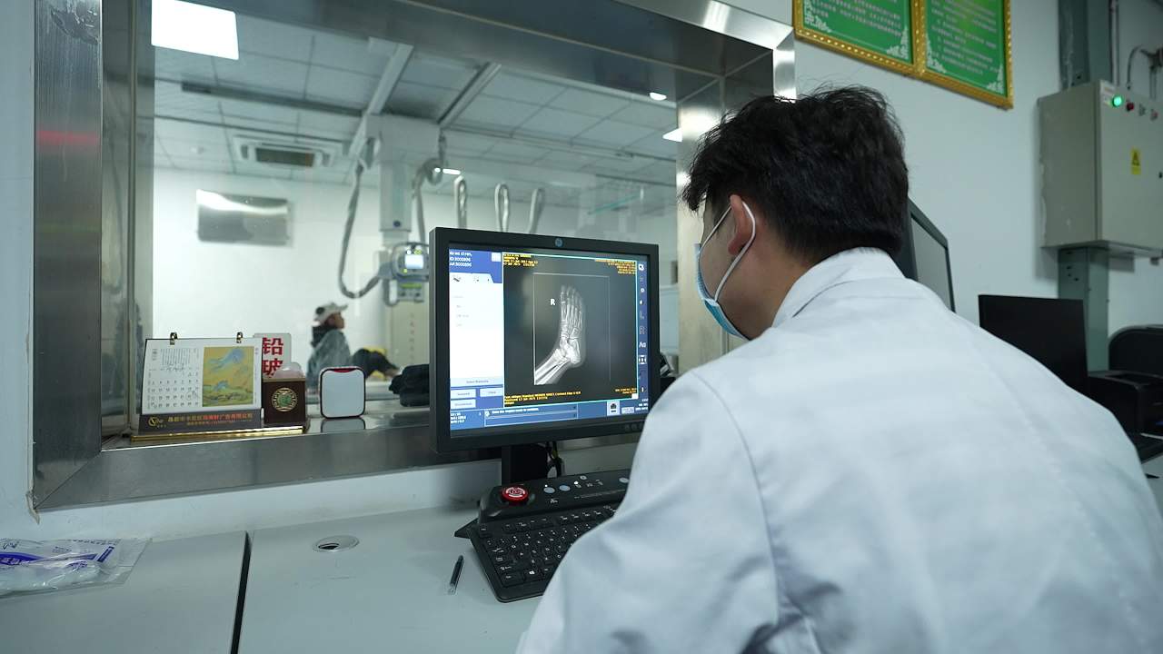 医学影像室CT扫描和医生分析