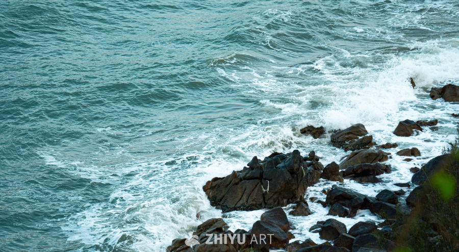 海浪拍打岩石