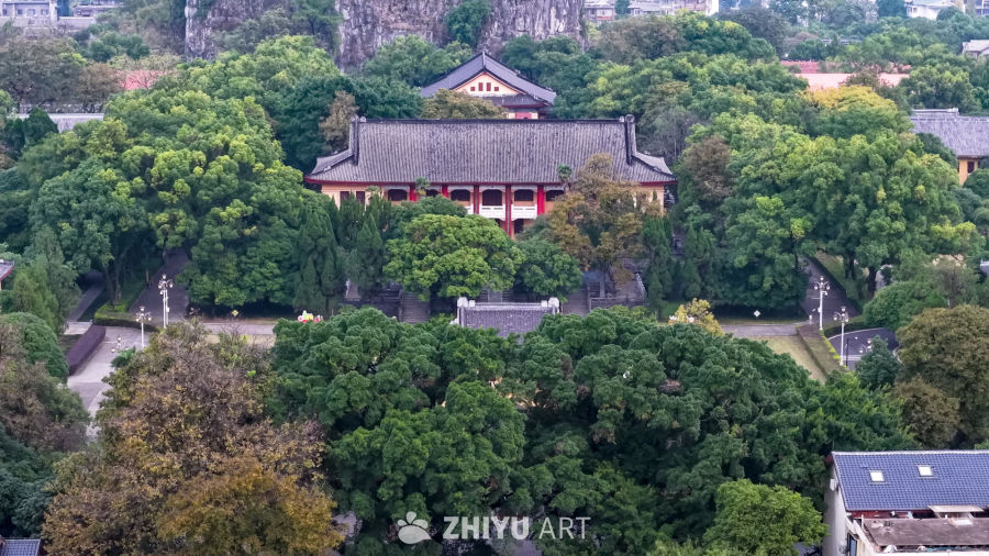 古寺静谧于绿林间