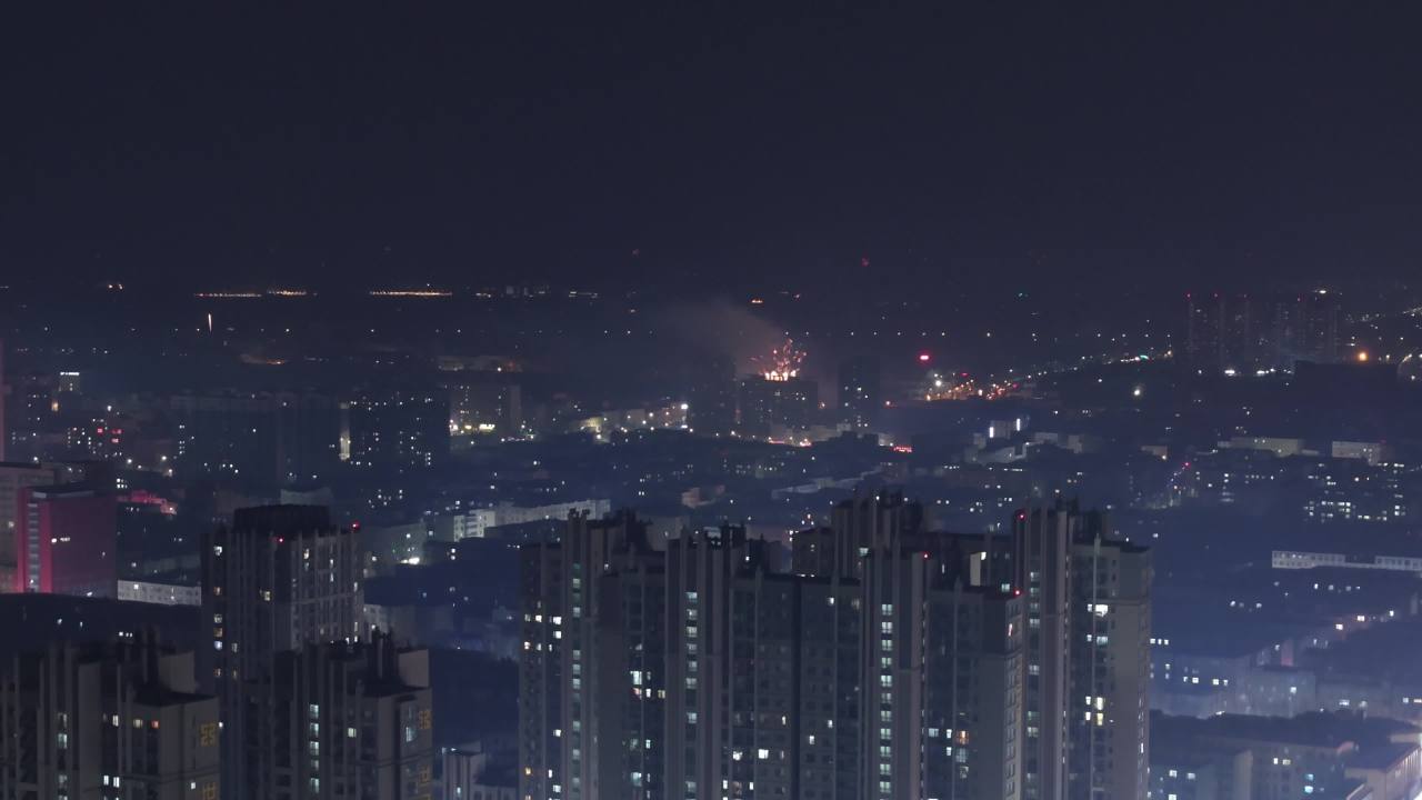 城市夜空下的烟花