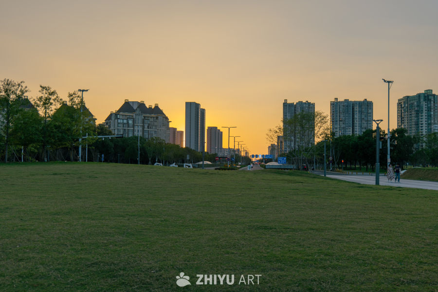 黄昏城市公园一角