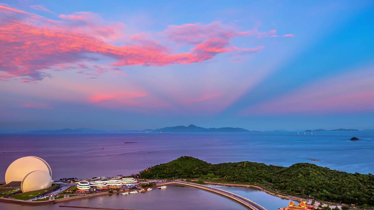 珠海海上歌剧院傍晚时分晚霞及云隙光