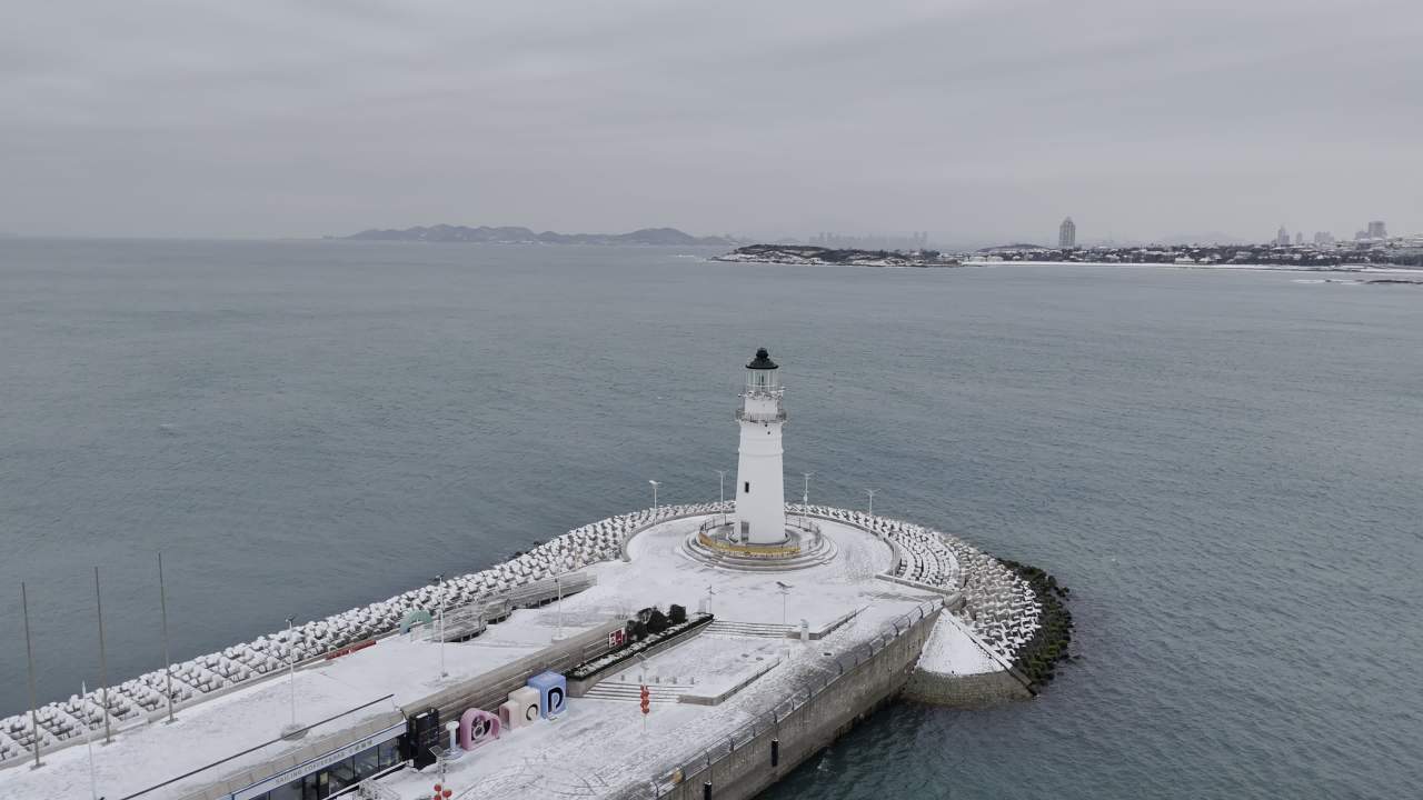 青岛五四广场情人坝海边城市雪景航拍 22
