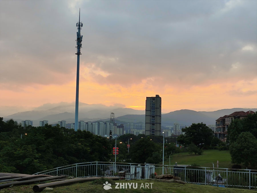 日落下的城市与自然