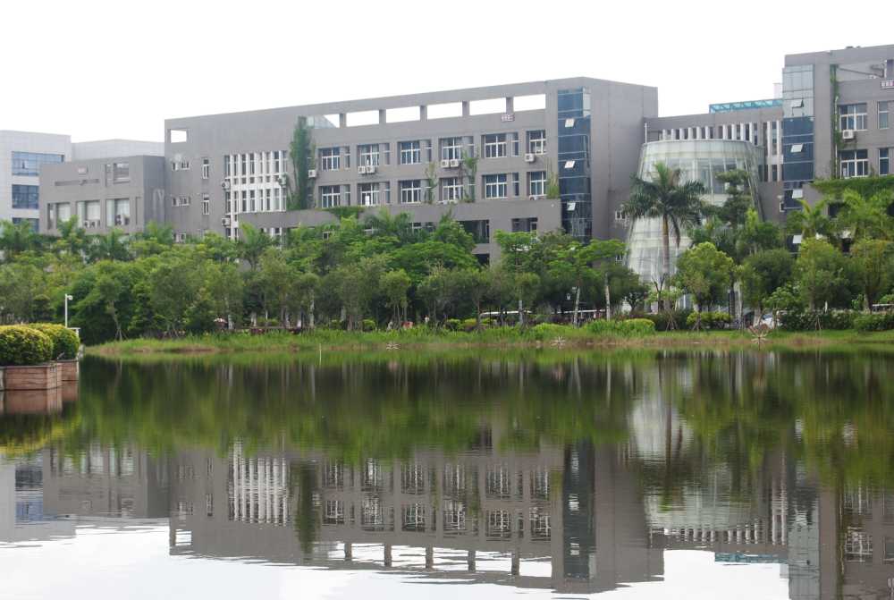 教学楼与湖