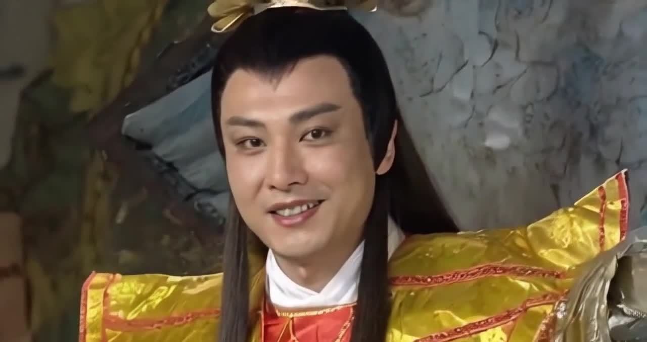戏曲人物微笑特写：头饰华丽，服饰精美