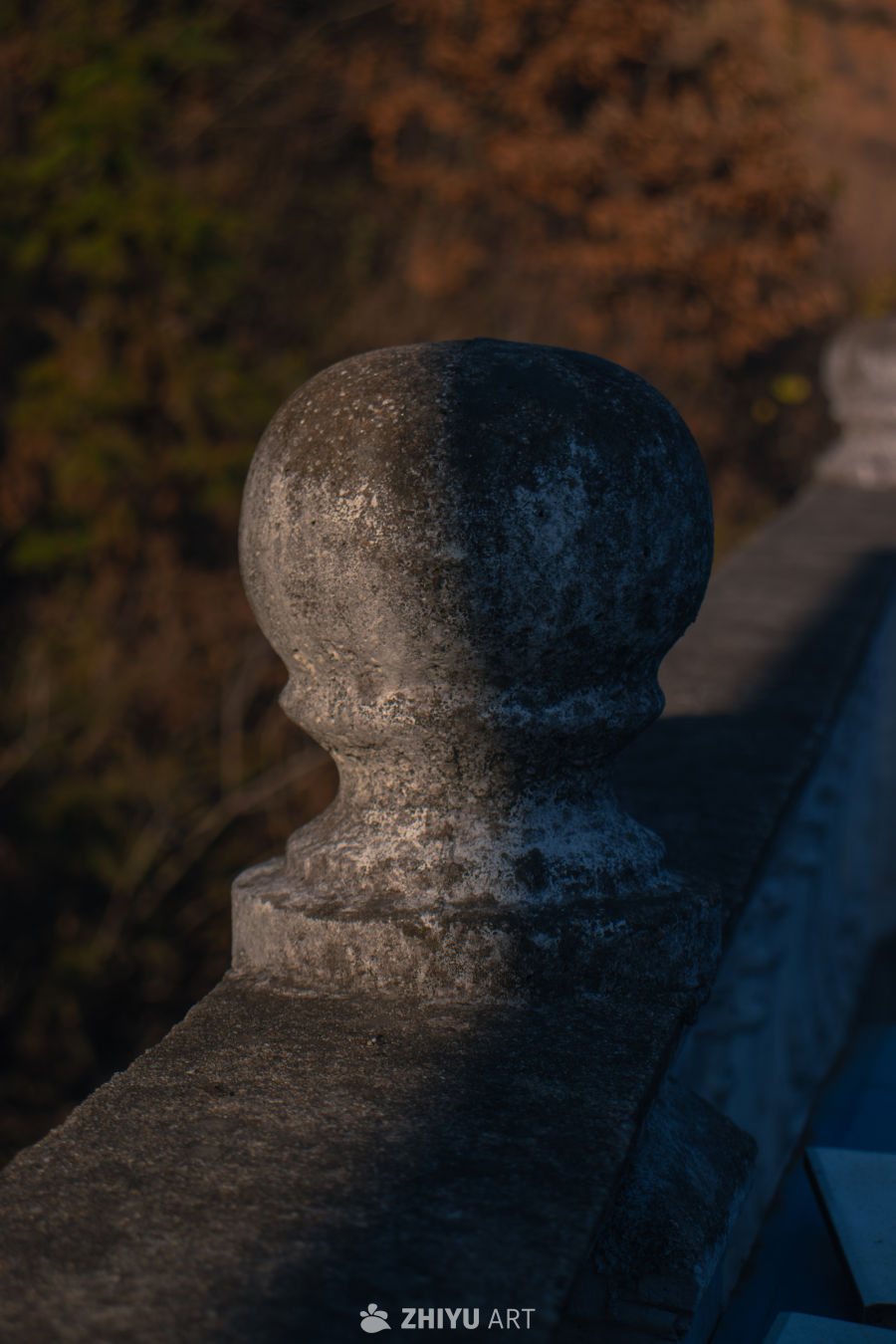 秋日光影中的石雕栏杆