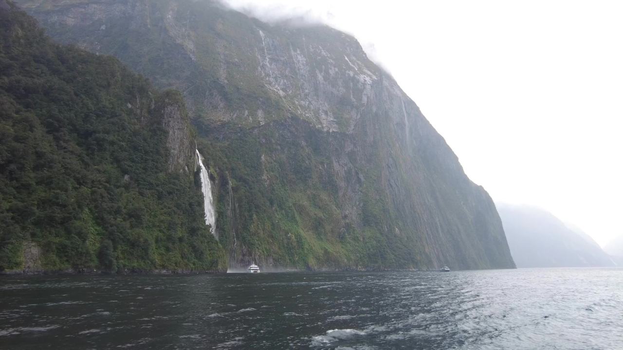 新西兰南岛雨中米尔福德峡湾的高大瀑布群 1