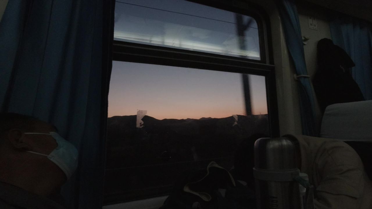 火车内车窗黄昏