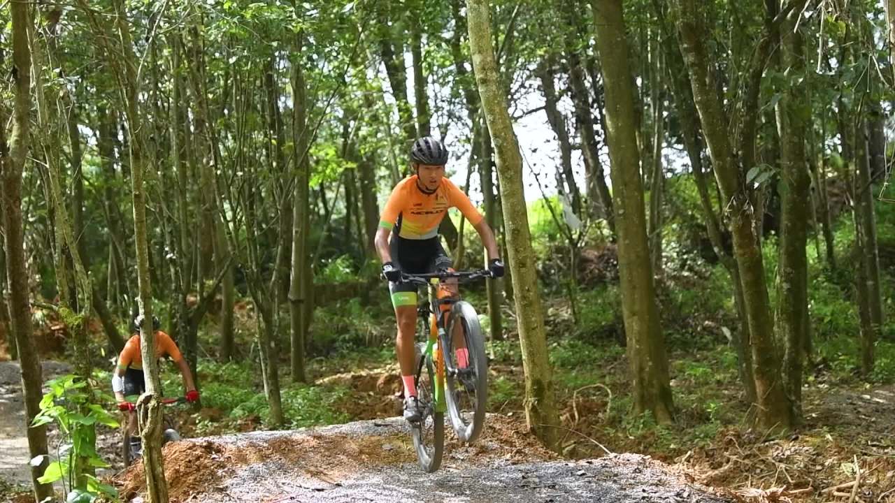 山地自行车越野极限运动跳跃升格素材