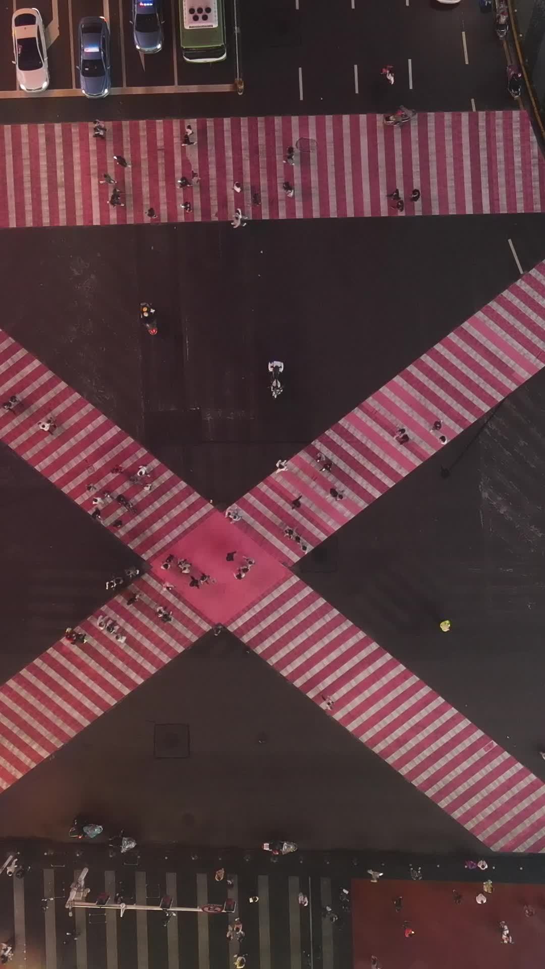 粉色条纹人行横道的繁忙都市