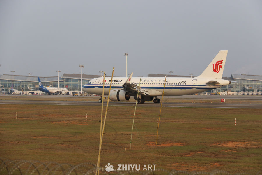 中国国际航空飞机在机场跑道上