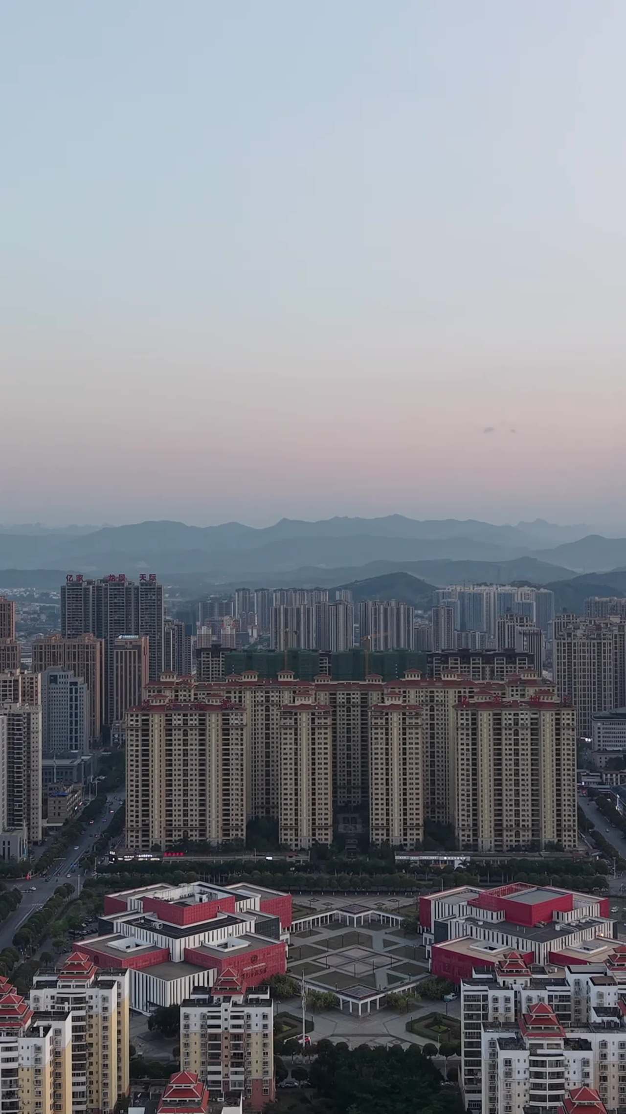 城市黄昏的静谧