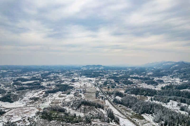 冬天丘陵山川农田美丽乡村雪景航拍图