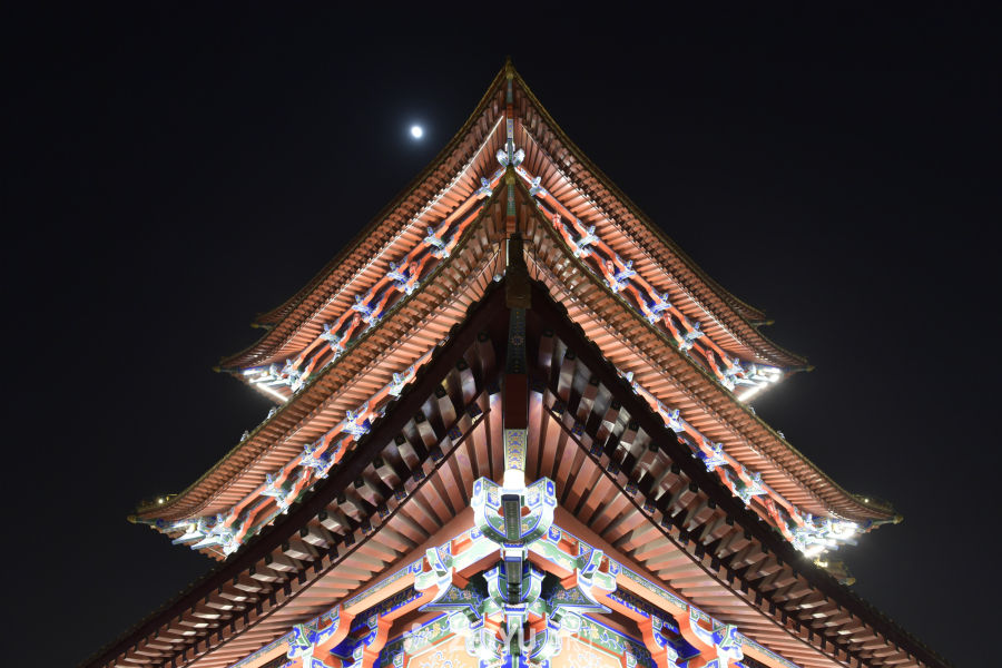 月光下的古塔