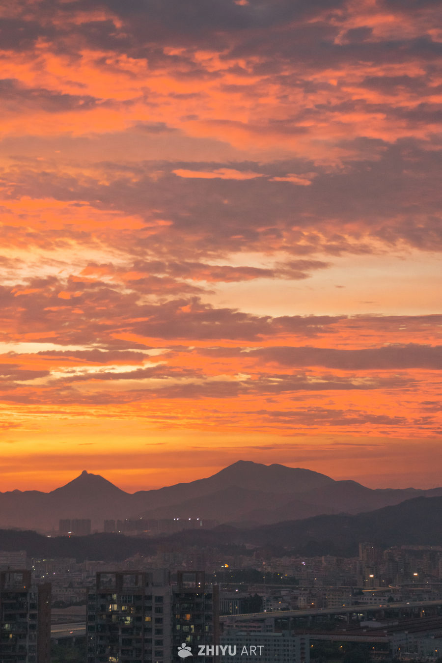城市日落与远山