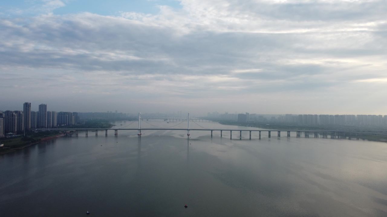 晨曦下的城市之桥