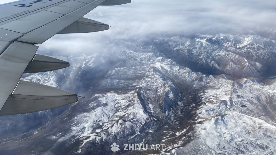 飞机俯瞰雪山美景