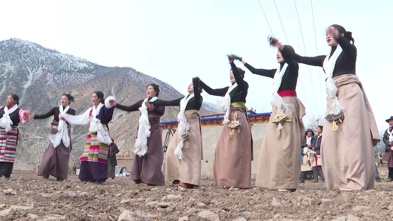 藏族传统服饰舞蹈表演